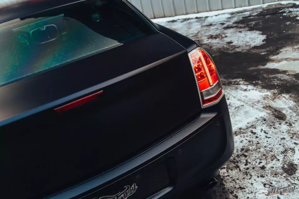 Обновленный Chrysler 300C! Кузовной ремонт и полный окрас кузова, оклейка матовым полиуретаном, комплексная шумоизоляция и сабвуферное звено, плановое ТО
